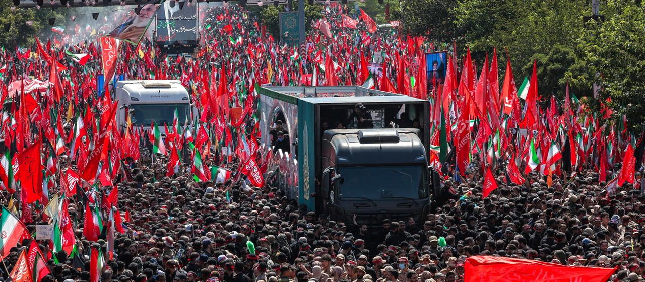 Procession funèbre pour Chamenei à Téhéran