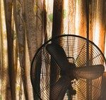 Que dit la science sur le “truc” des deux ventilateurs croisés pour rafraîchir la maison : ça fonctionne, mais avec des limites