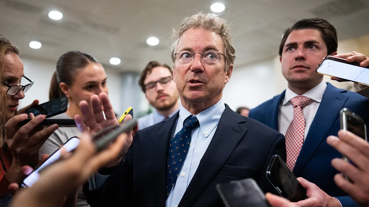 Rand Paul publie des messages montrant les doutes des auteurs du document sur le COVID concernant le laboratoire