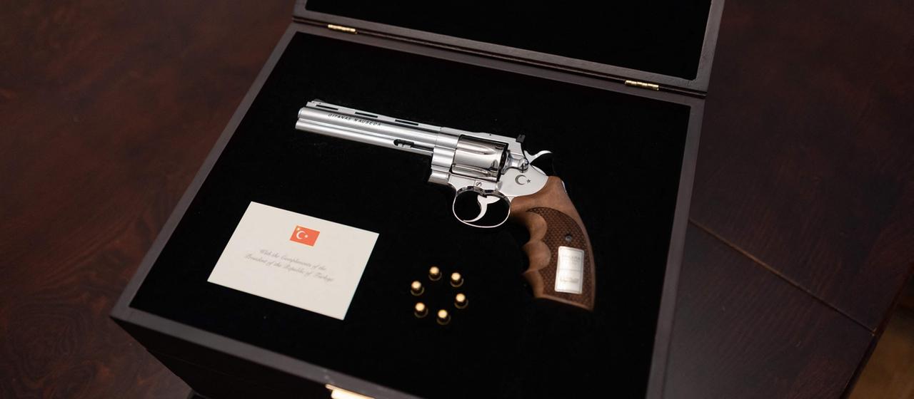 Revolver à six balles : le cadeau d’Erdoğan irrite les invités du sommet de l’OTAN