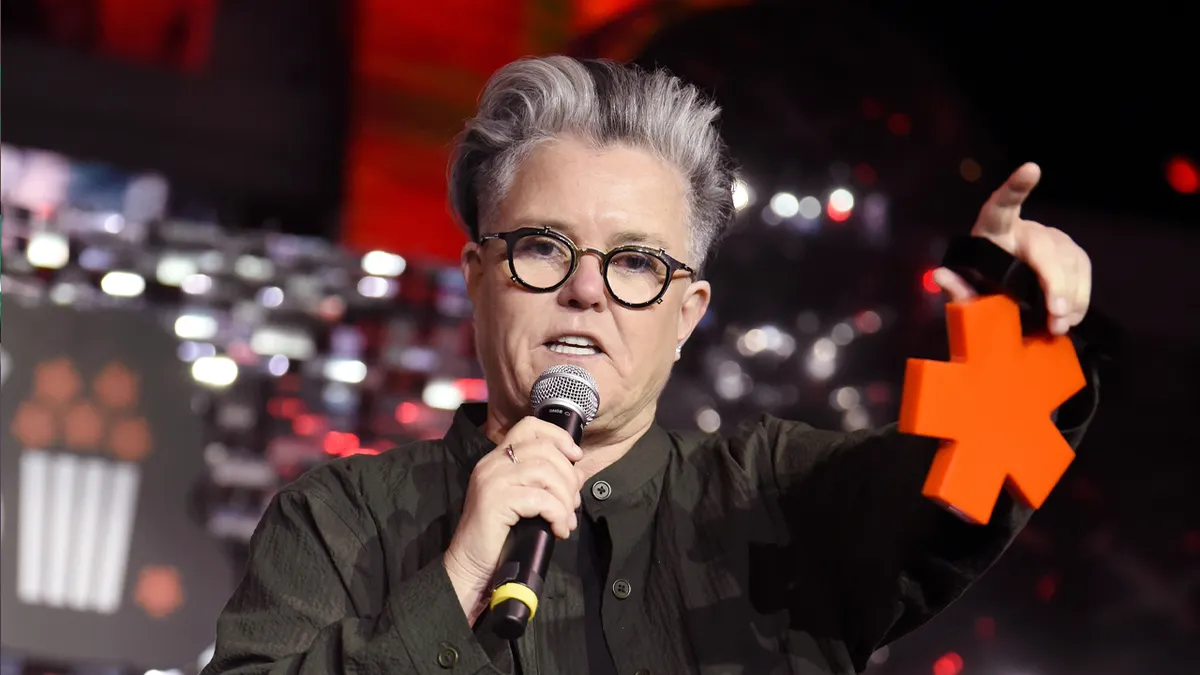 Rosie O’Donnell accuse CBS d’avoir soudoyé Trump avec un contrat pour ’60 Minutes’