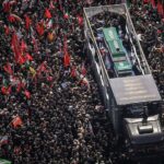 Souverain Suprême d’Iran tué : Un cortège funéraire avec le cercueil de Chameneï défile à Téhéran