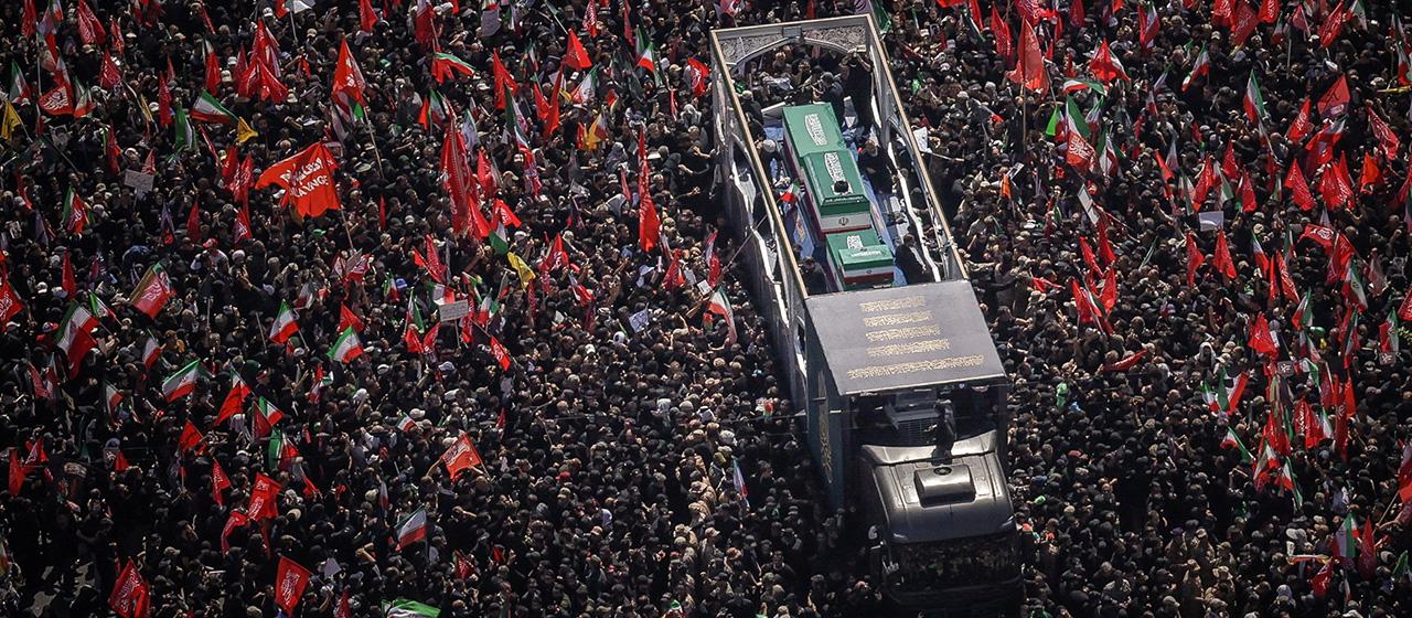 Souverain Suprême d’Iran tué : Un cortège funéraire avec le cercueil de Chameneï défile à Téhéran