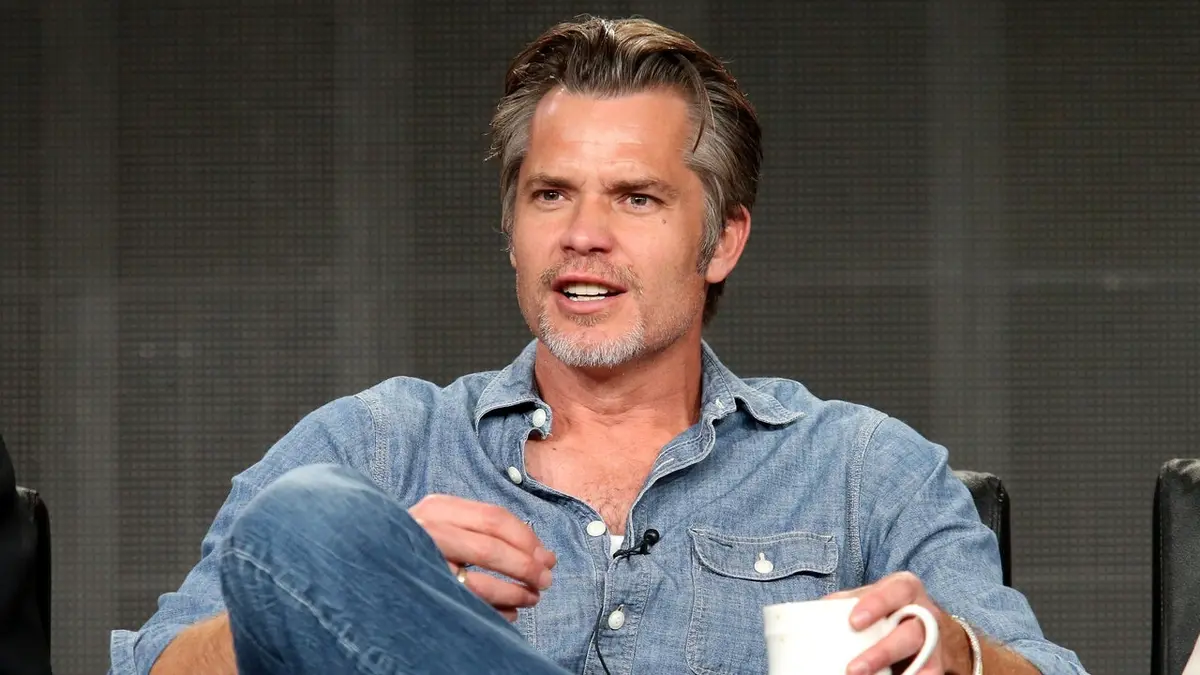 Timothy Olyphant révèle qu’il évite les ordinateurs dans le podcast ‘SmartLess’