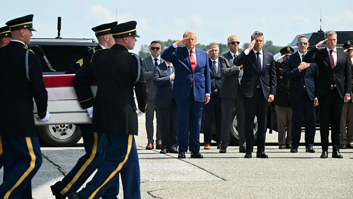 Trump rend hommage aux membres du service américain tués au Moyen-Orient : ‘Grands héros’