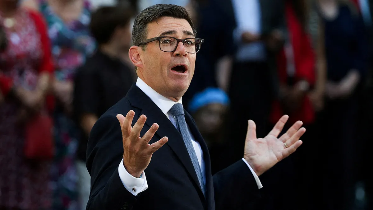 Trump s’entretient avec le Premier ministre britannique Andy Burnham après sa prise de fonction.
