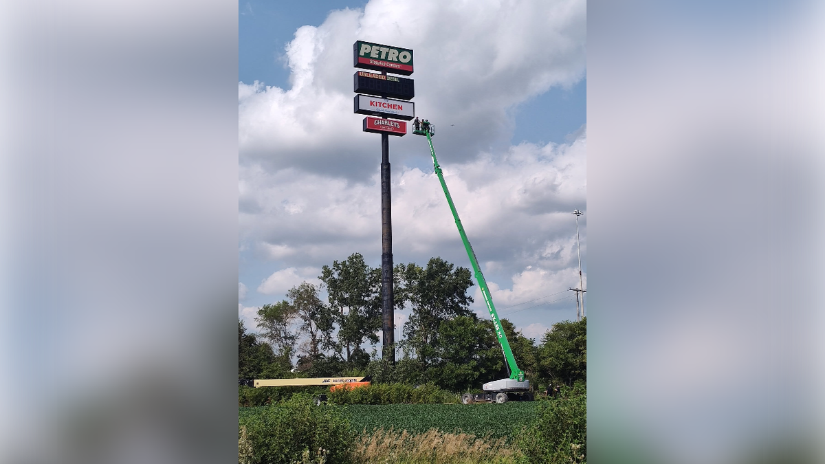 Un employé d’entretien de Wilmington sauvé d’une enseigne de station-service de 40 mètres