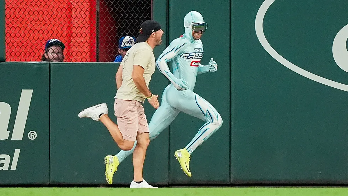 Un fan des Braves tente de provoquer The Freeze, mais tout tourne mal de manière spectaculaire.