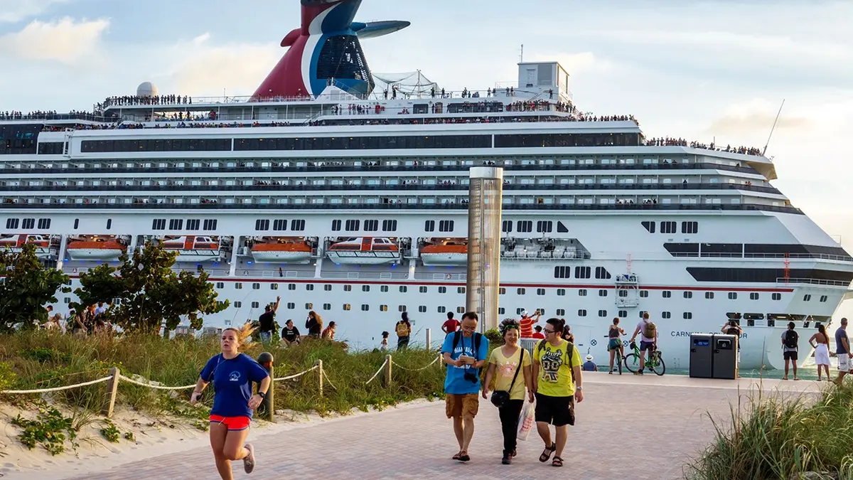 Un passager de Carnival Cruise utilise une fourchette pour se gratter le pied, suscitant l’indignation sur l’hygiène.