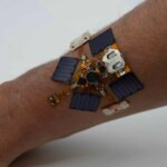 Un patch portable utilise des alertes haptiques pour détecter des dangers liés aux gaz et à l’eau.