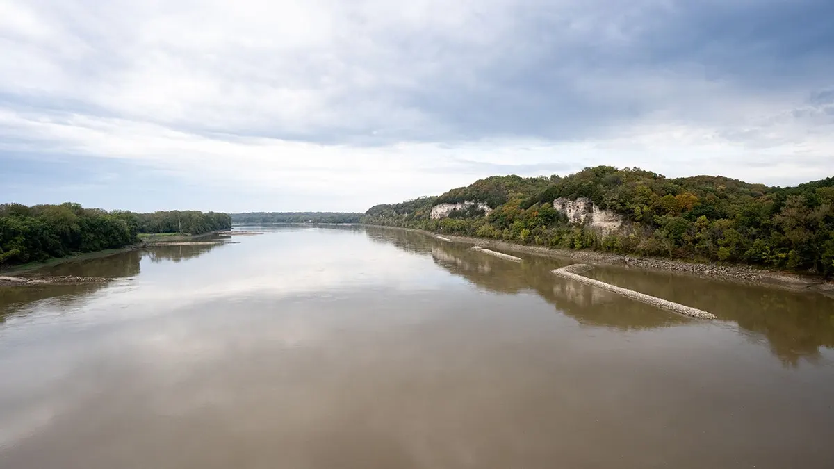 Un survivant du cancer descend le Missouri sur 2 000 miles avec son chien.