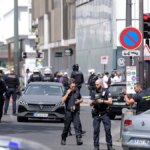 Un suspect de coup de couteau à Paris aurait prétendument crié un slogan islamique après l’attaque