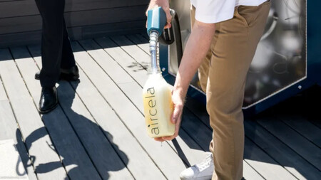 Une startup a créé une machine qui fabrique de l’essence avec de l’air, de l’eau et de l’électricité. C’est son pari pour sauver le moteur à combustion.