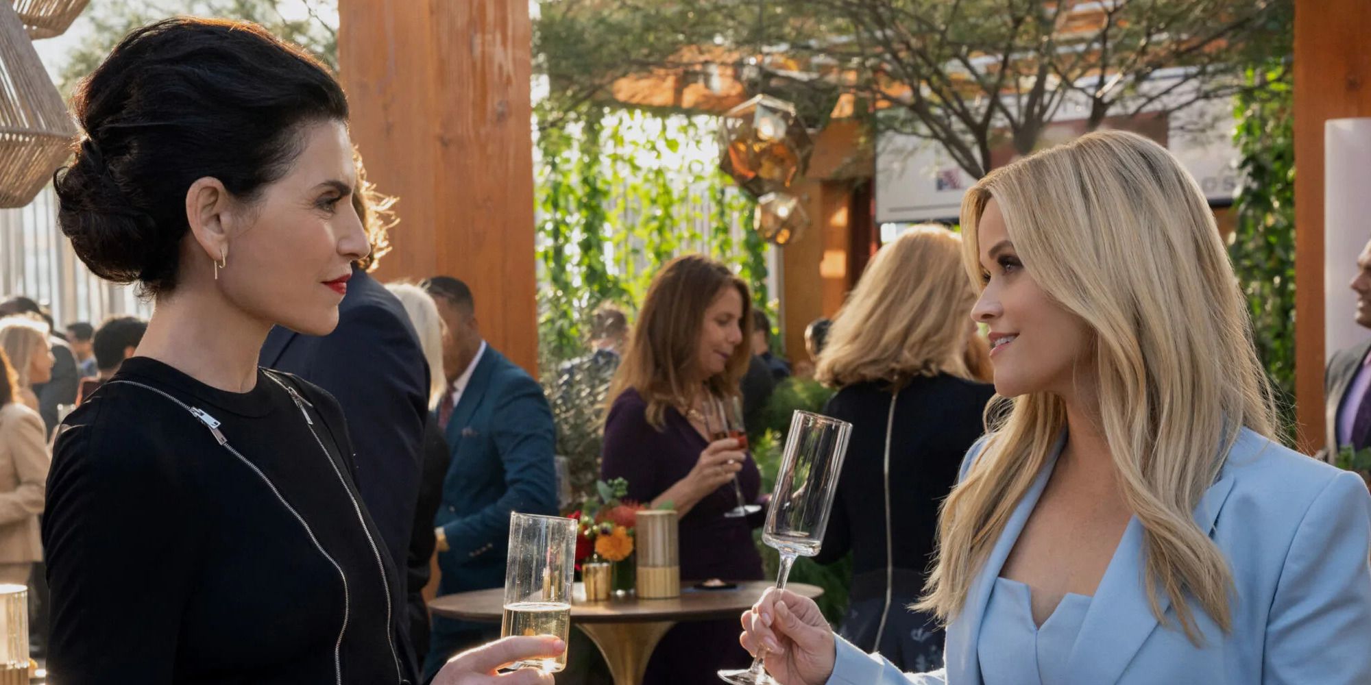 Laura Peterson ve Bradley Jackson Sabah Şampanya İçen Bir Etkinlikte Gösteri Sezon 3.jpg