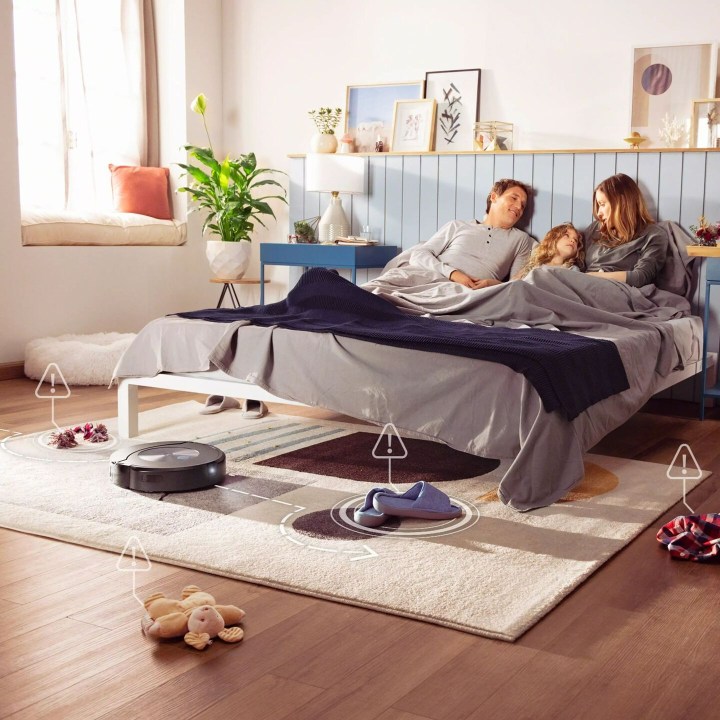 Roomba Combo j7+ yatak odasını süpürüyor.