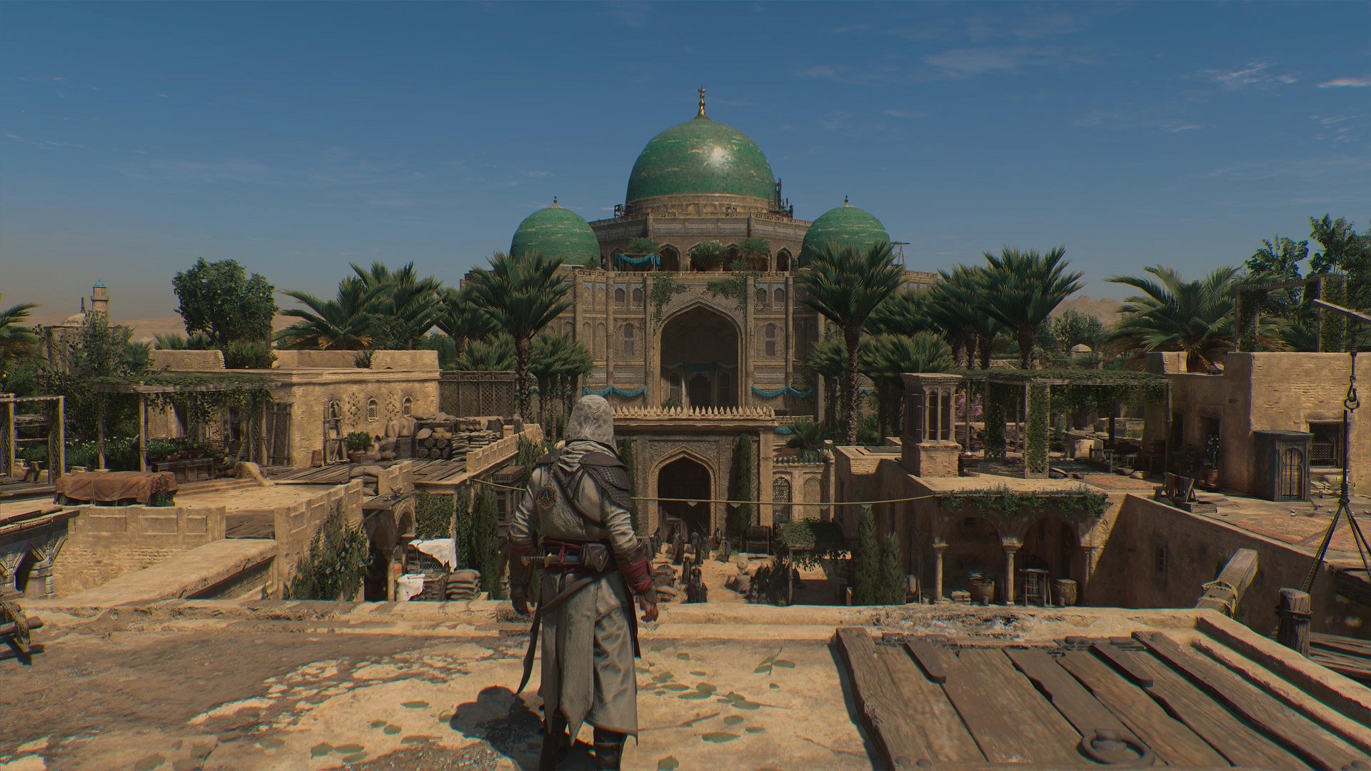 Assassin's Creed Mirage's Basim, bir binanın dış cephesine dönük olarak duruyor.