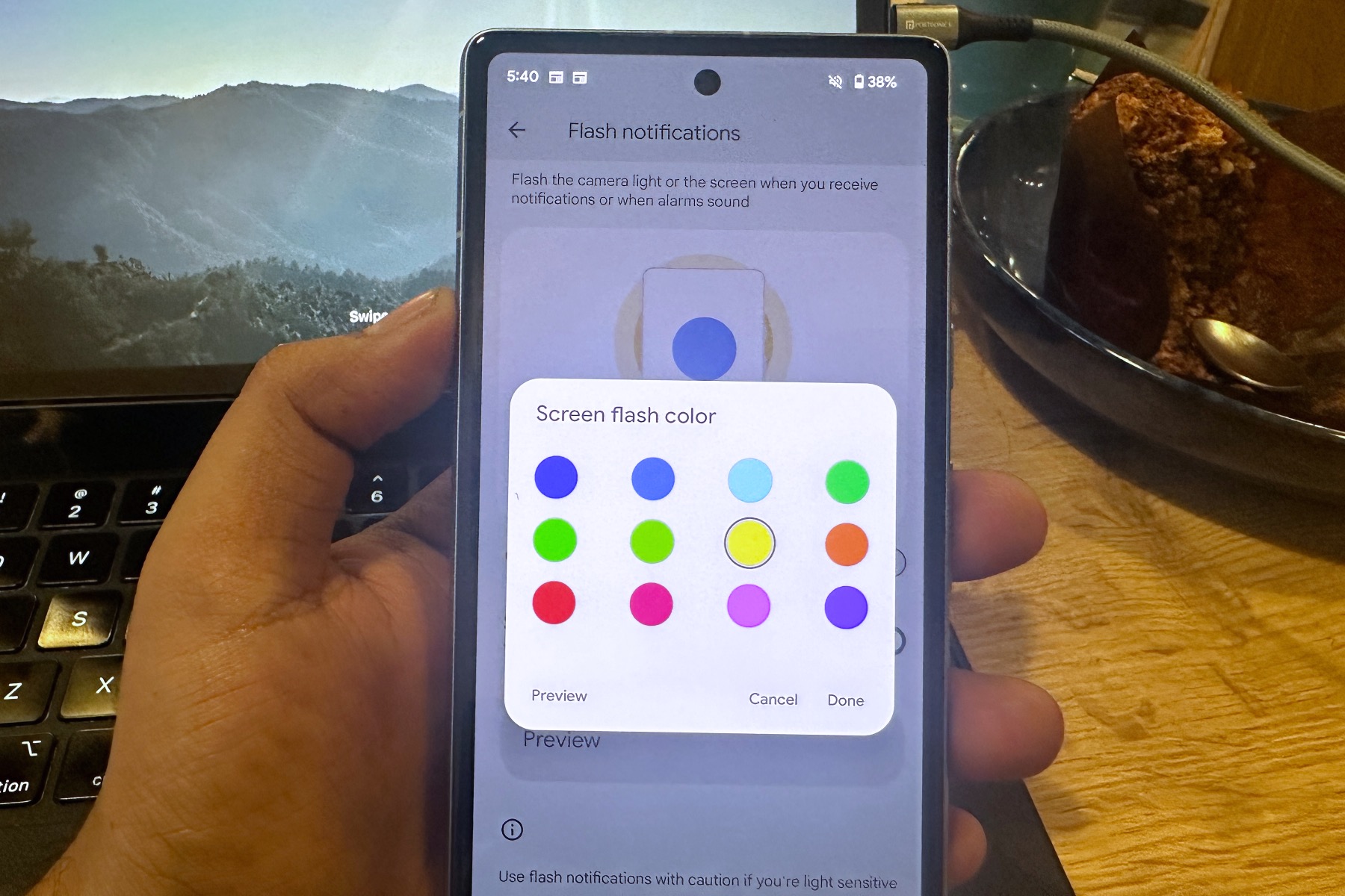 Android 14'te ekran rengi bildirim uyarısı ayarı.