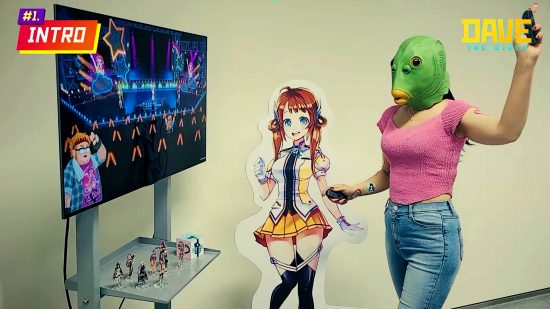 Dave the Diver Ekim güncellemesi - Lastik balık maskesi takan bir kişi, Duff'un en sevdiği anime olan StraStella'daki kızlardan birinin yanında durarak oyunun Nintendo Switch versiyonunu gösteriyor.