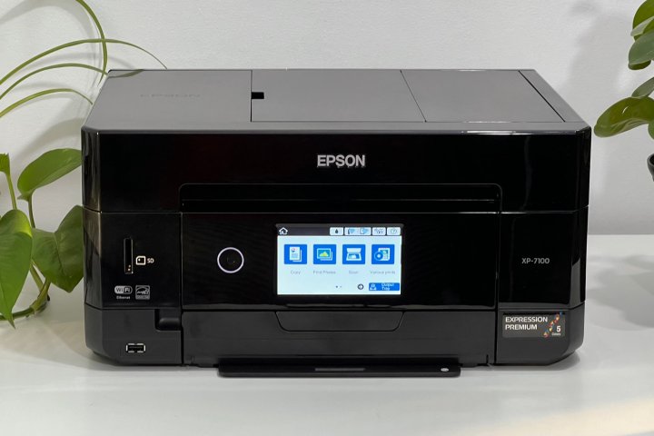 Epson Expression Premium XP-7100'ün kenarları parlak siyah yüzeylidir