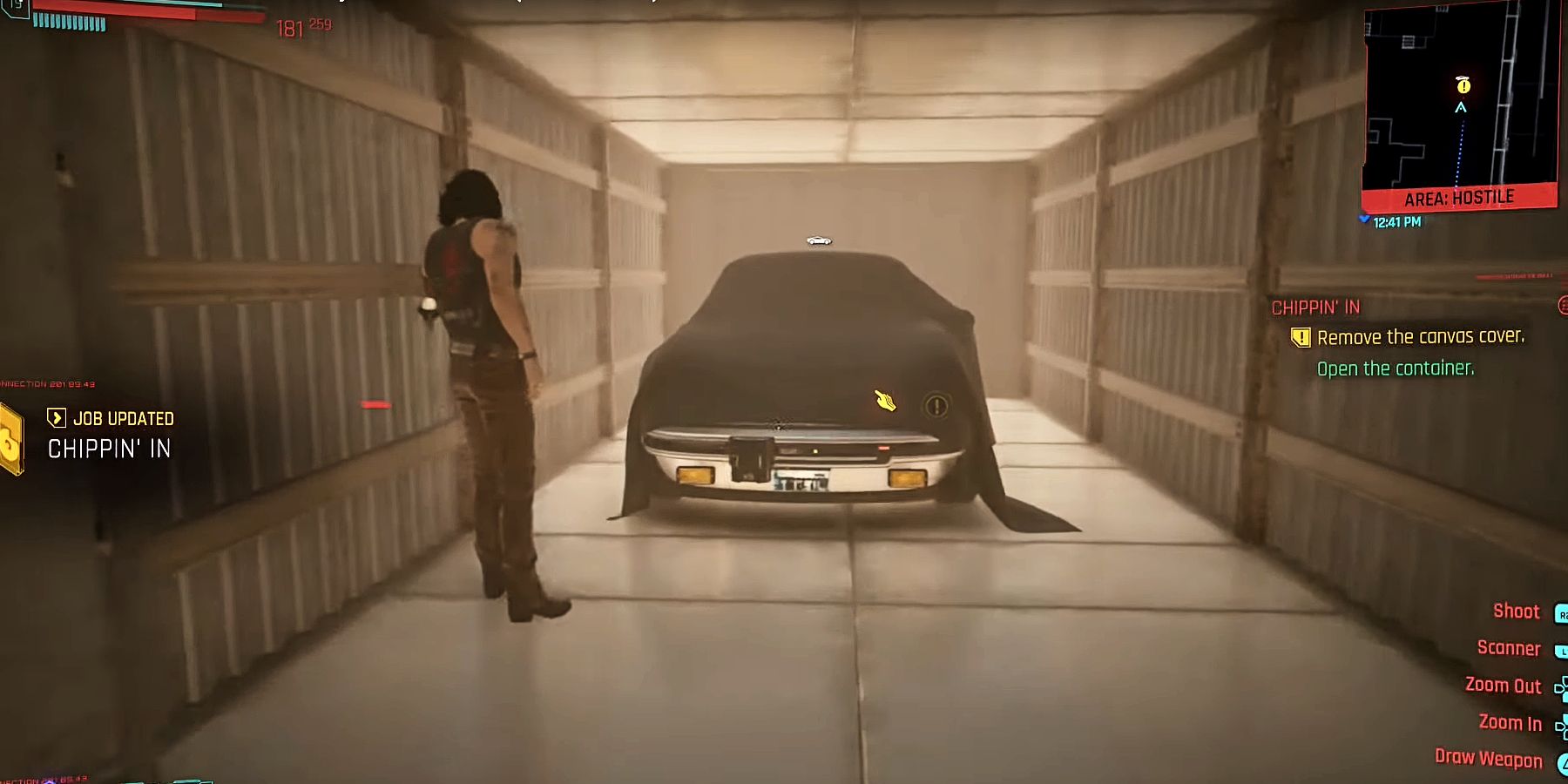 Johnny Silverhand, Cyberpunk 2077'de muşamba altında Porsche 911'ine bakıyor