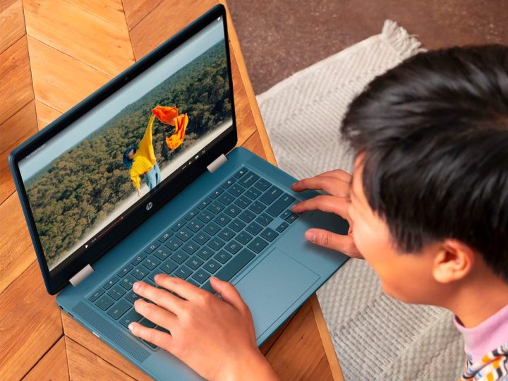 Üniversite çağındaki bir öğrenci, HP Chromebook x360'ıyla etkileşimde bulunuyor.