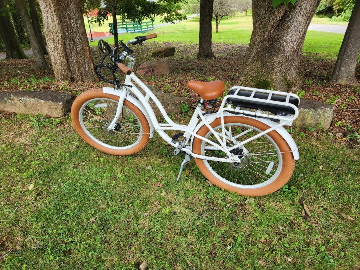 Priority E-Coast e-bisiklet şehir ve kırsal geziler için hazırdır.