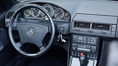 Need for Speed ​​III: Hot Pursuit'ten koleksiyonluk bir Mercedes-Benz SL 600 Rusya'da satılıyor.  1996 yılında piyasaya sürülen roadster yalnızca 2.600 km yol kat etti.