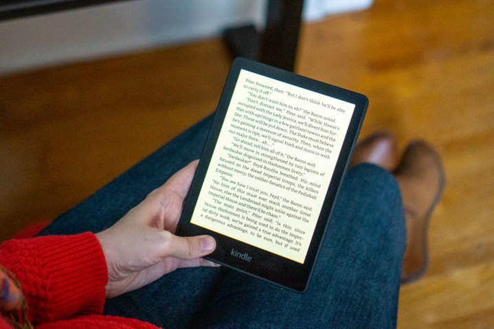 Amazon Kindle Paperwhite mavi ışık filtresi açıkken kullanılıyor.