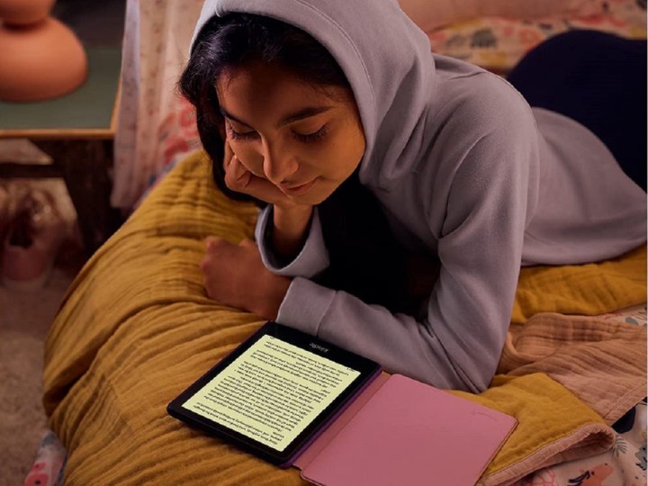 Amazon Kindle Paperwhite Kids hakkında bir e-kitap okuyan bir kız.