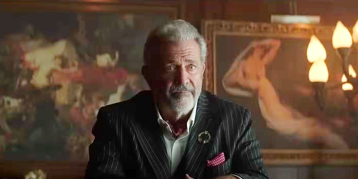 Mel Gibson, The Continental'daki ofisinde Cormac rolünde.