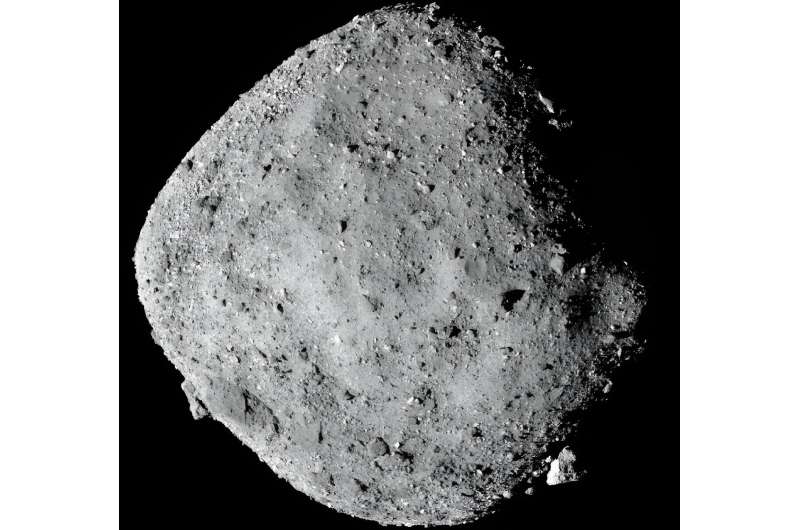 Bennu'nun asteroit kuşağındaki daha büyük bir asteroitin parçalarından, bir ila iki milyar yıl önce meydana gelen büyük bir çarpışmanın ardından oluştuğu düşünülüyor.