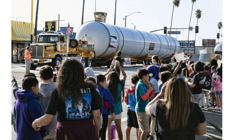 Devasa roket motorları, uzay mekiği Endeavour'un sergilenmesi için Los Angeles müzesine ulaştı