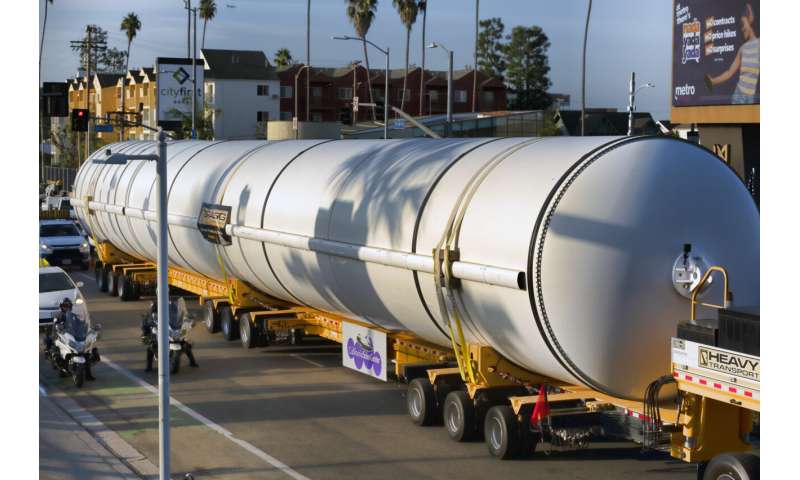 Devasa roket motorları, uzay mekiği Endeavour'un sergilenmesi için Los Angeles müzesine ulaştı