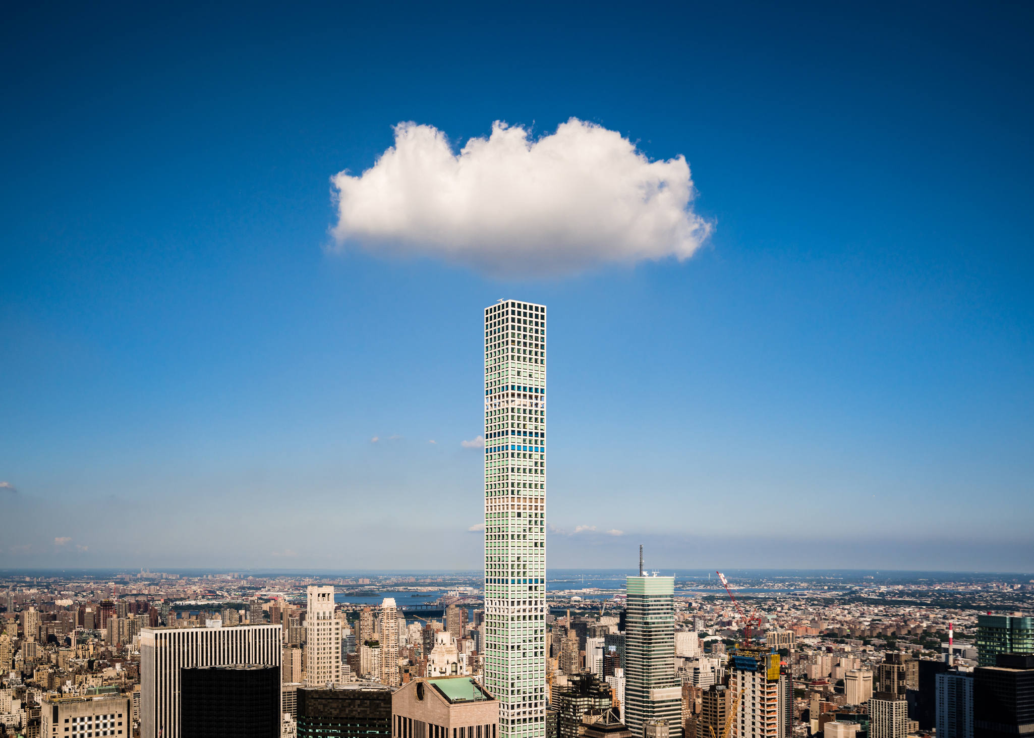 New York City'deki 432 Park Ave'nin üzerinde bir bulut asılı duruyor.
