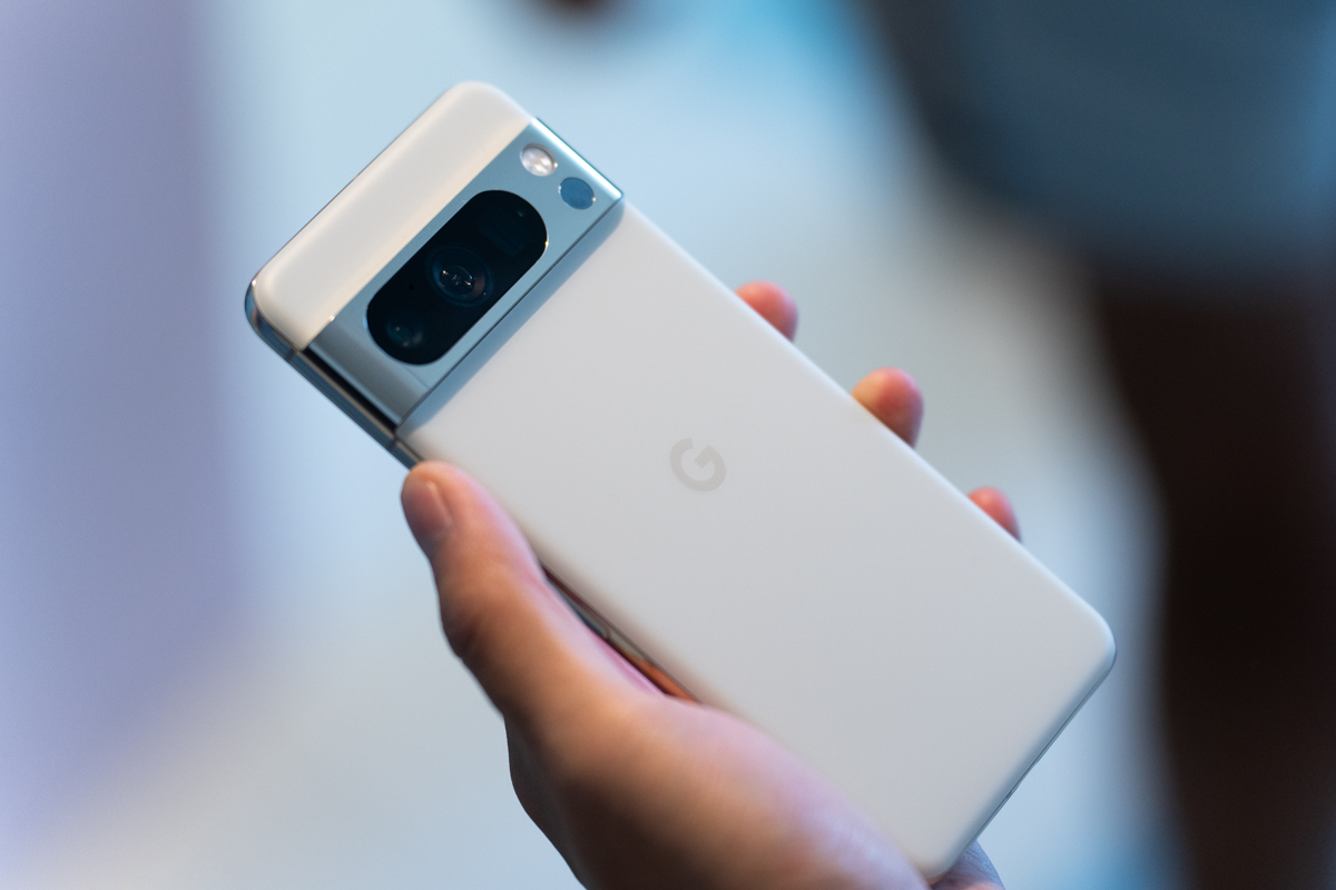 Beyaz renkli Google PIxel 8 Pro tutuluyor, arkası gösteriliyor