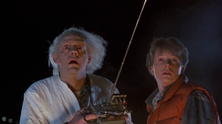 Geleceğe Dönüş filminden bir sahnede Doktor ve Marty.