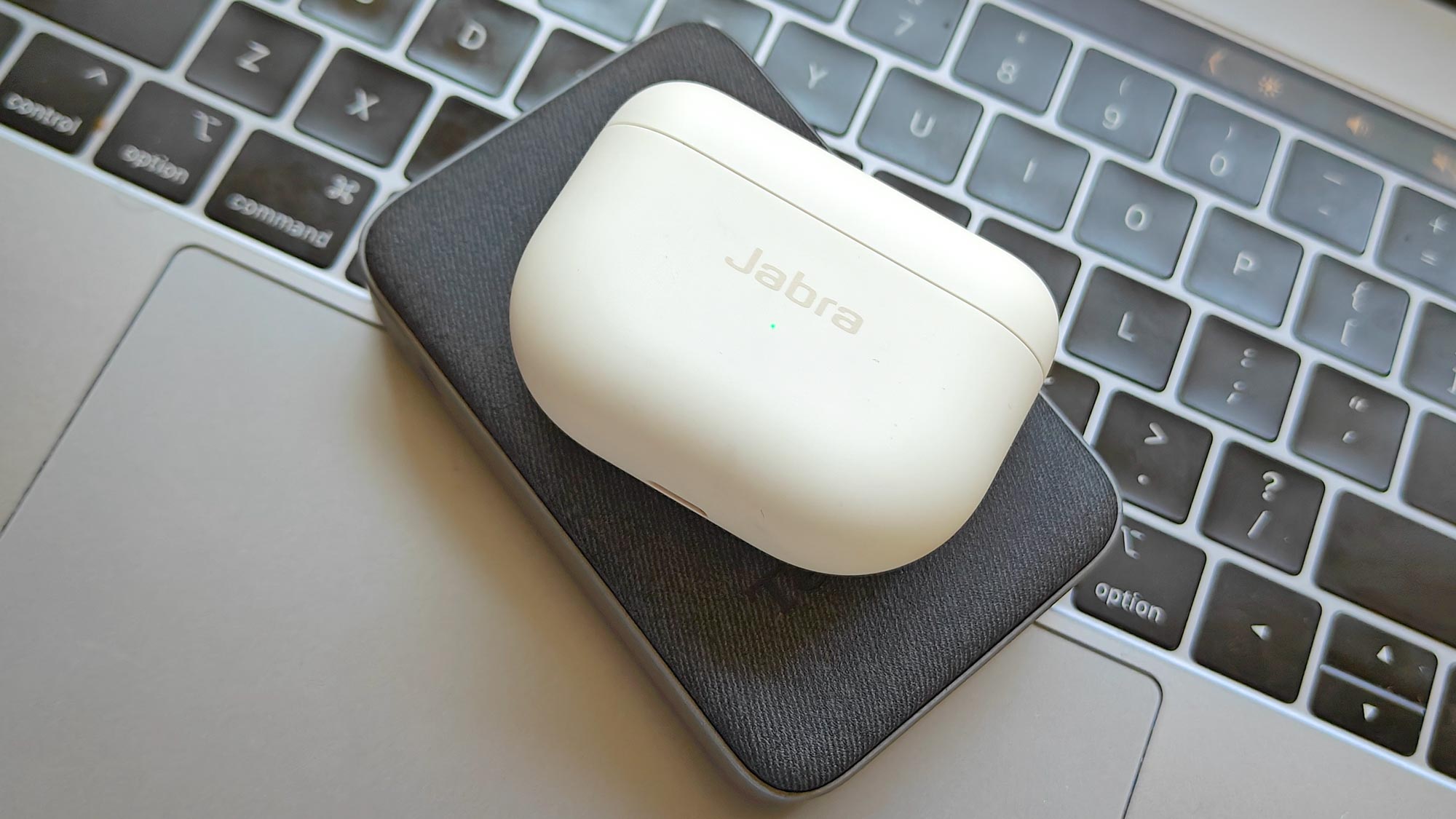 Jabra Elite 10, klavyenin üst kısmındaki şarj kutusunda