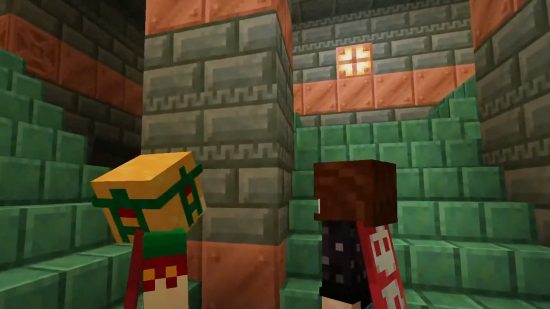 İki Minecraft oyuncusu, Minecraft deneme odalarında bulunabilecek yeni Tuff bloklarına bakıyor.