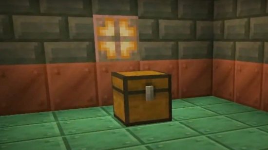 Minecraft deneme odasının derinliklerinde bakır bir ampulün önünde bir Minecraft sandığı.