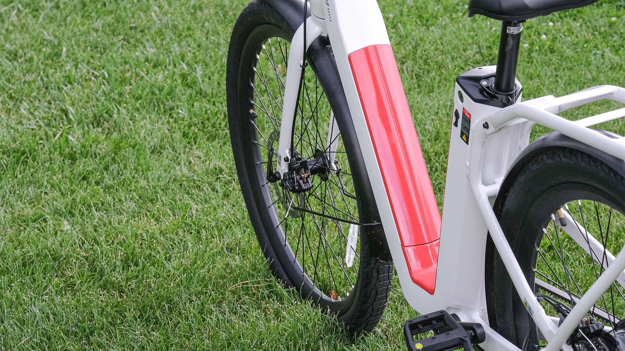 NIU BQi-C3 Pro E-bisiklet parkta çimlerin üzerine park edilmiş
