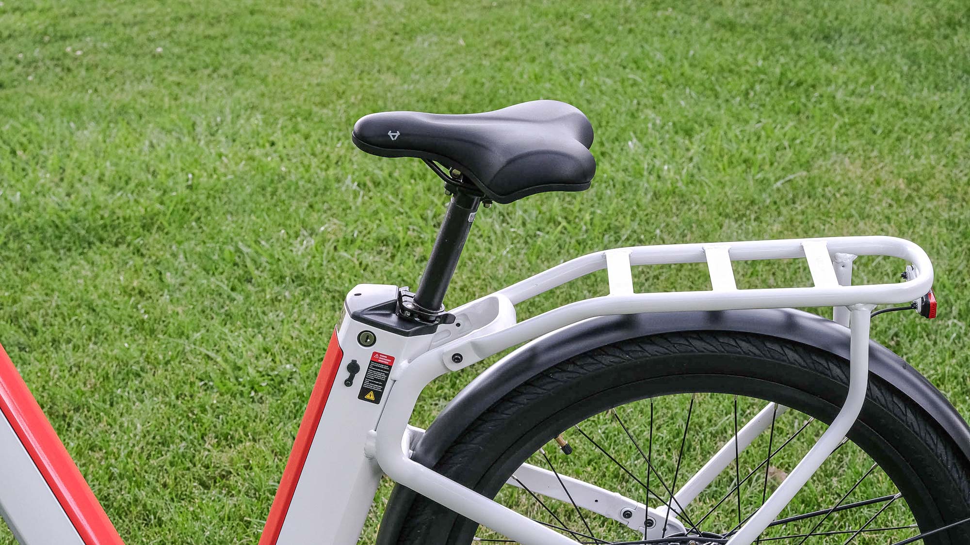 NIU BQi-C3 Pro E-bisiklet parkta çimlerin üzerine park edilmiş