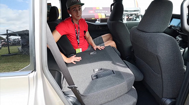 Kumaş koltuklar, yankılı plastik, tutma yerlerinde piyano cilası ve 326 hp.  55 bin dolar fiyatla satışa sunulan en yeni Toyota Land Cruiser Prado 250'nin temel versiyonuna ilişkin tüm detaylar