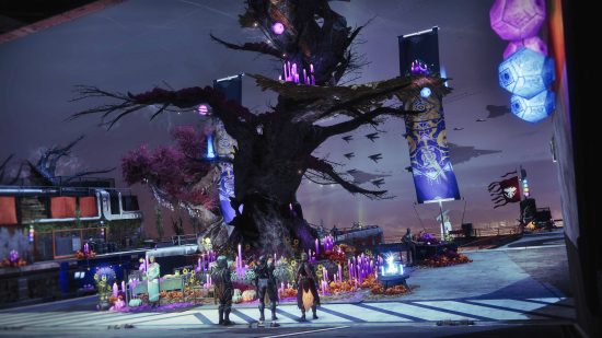 Kulenin ortasındaki bir ağaca üç kişi bakıyor.  Bu, Destiny 2 Kayıplar Festivali'nin bir parçası.