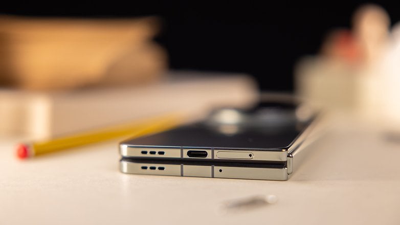 OnePlus Open bir masanın üzerinde kapalı yatıyor