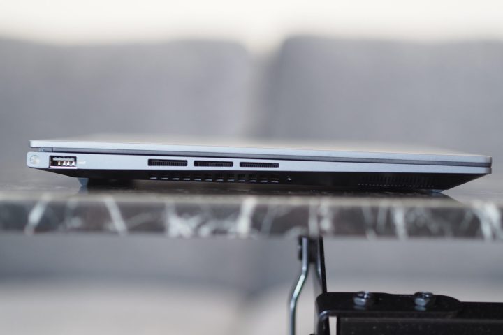 Asus Zenbook 14X OLED'in bağlantı noktasını ve havalandırma deliklerini gösteren sol yandan görünümü.