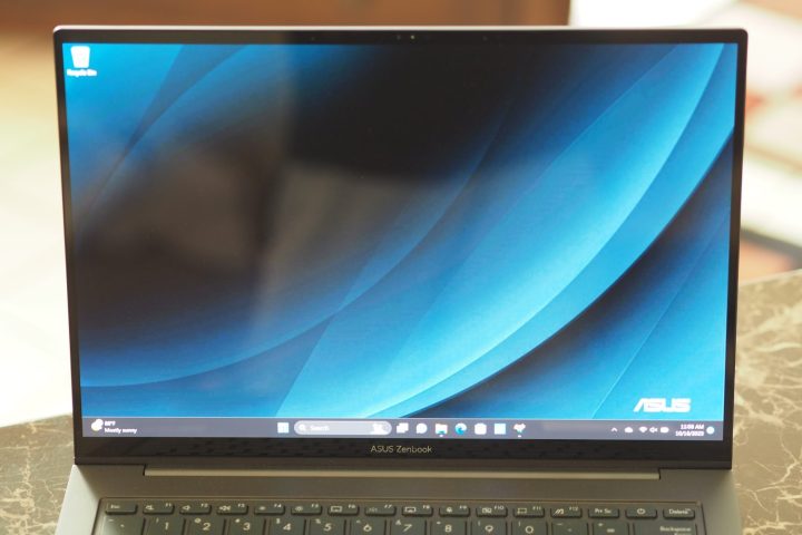 Asus Zenbook 14X OLED ekranı gösteren ön görünüm.