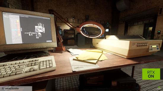 Half-Life 2 RTX röportajı: üzerinde eski bir bilgisayar ve lamba bulunan bir masa