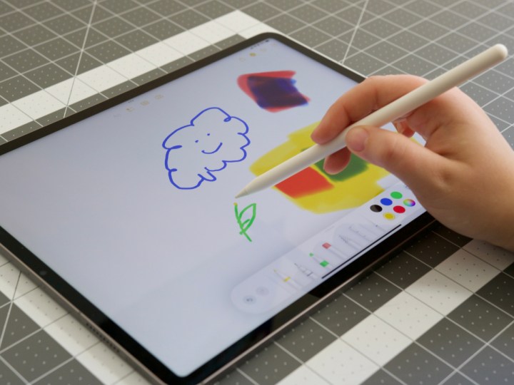 Apple iPad'de çizim yapmak, renklendirmek ve düzenlemek için Apple Pencil kullanma.