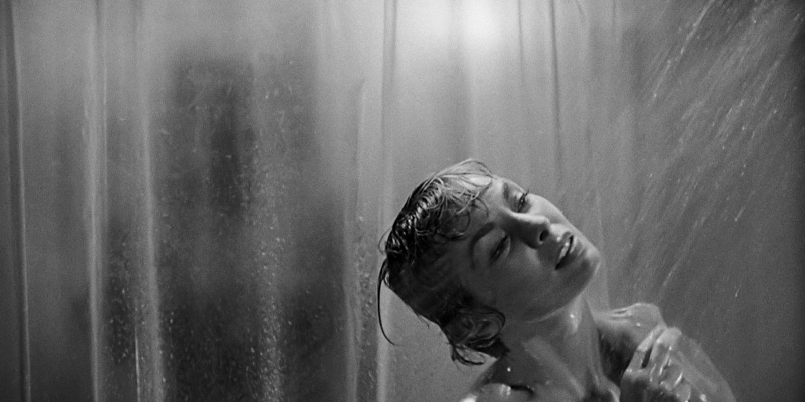 Psiko'da gölgeli bir figür yaklaşırken Marion Crane duşta