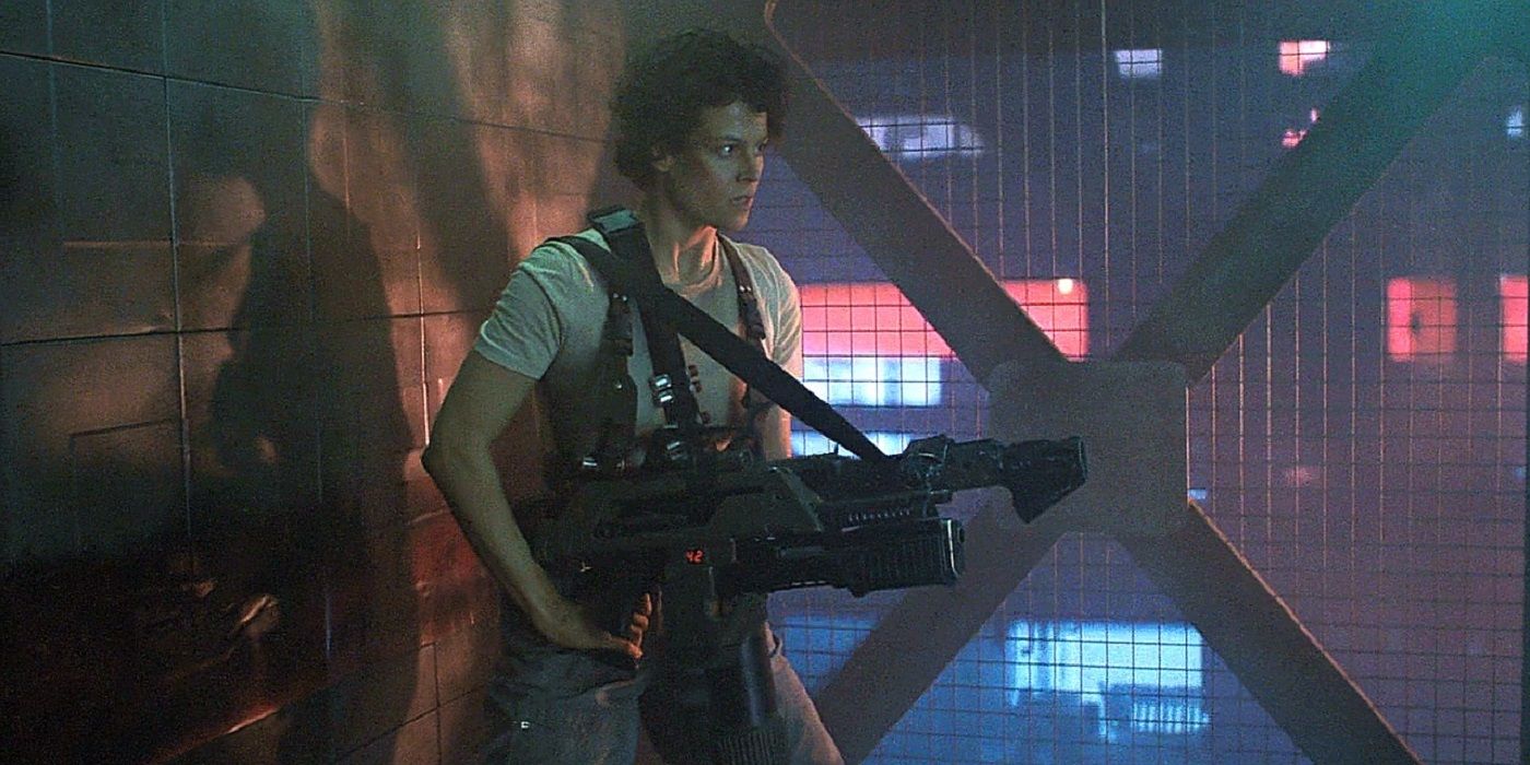 Ellen Ripley, Uzaylılar'da nabız tüfeği/alev silahı kombinasyonunu kullanıyor